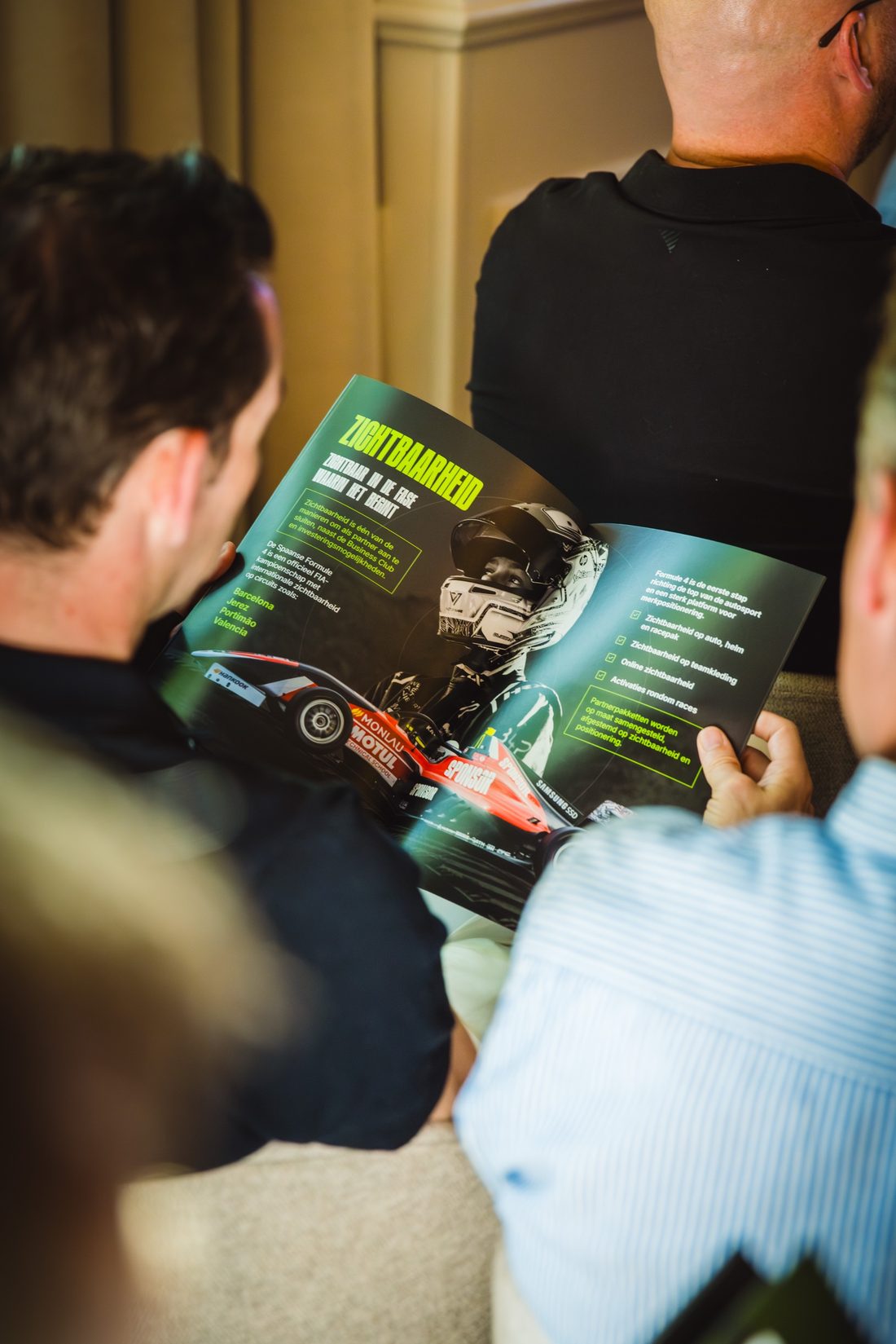 Een lid van de Business Club leest het Juste Mulder Magazine