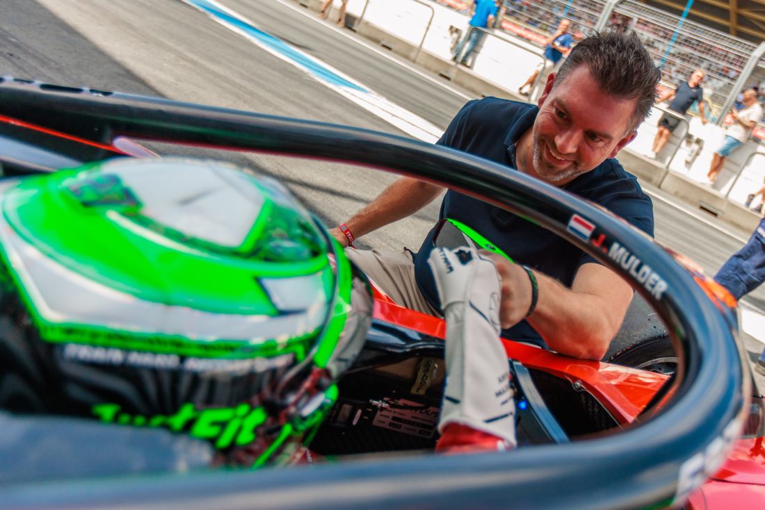 De helm van Juste Mulder op de grid