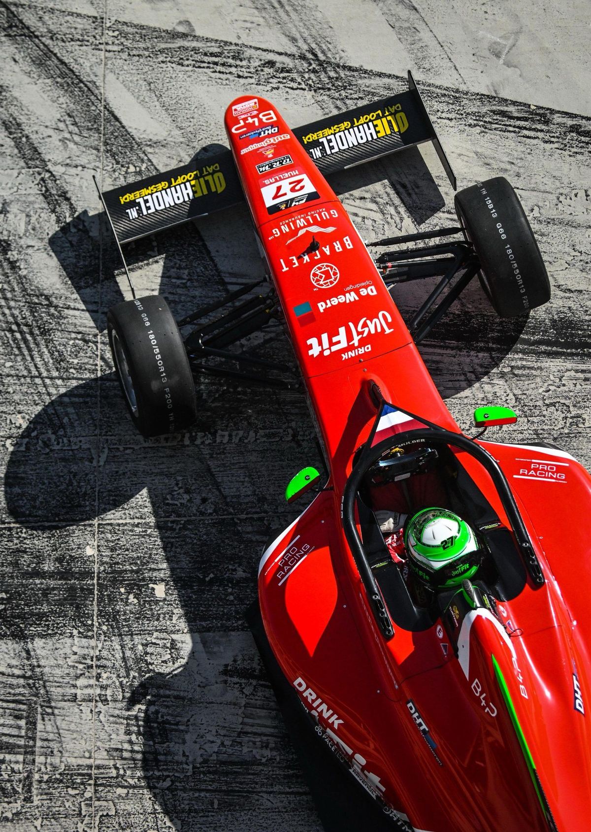 De Formule 4-auto van boven, met de logo's van alle partners
