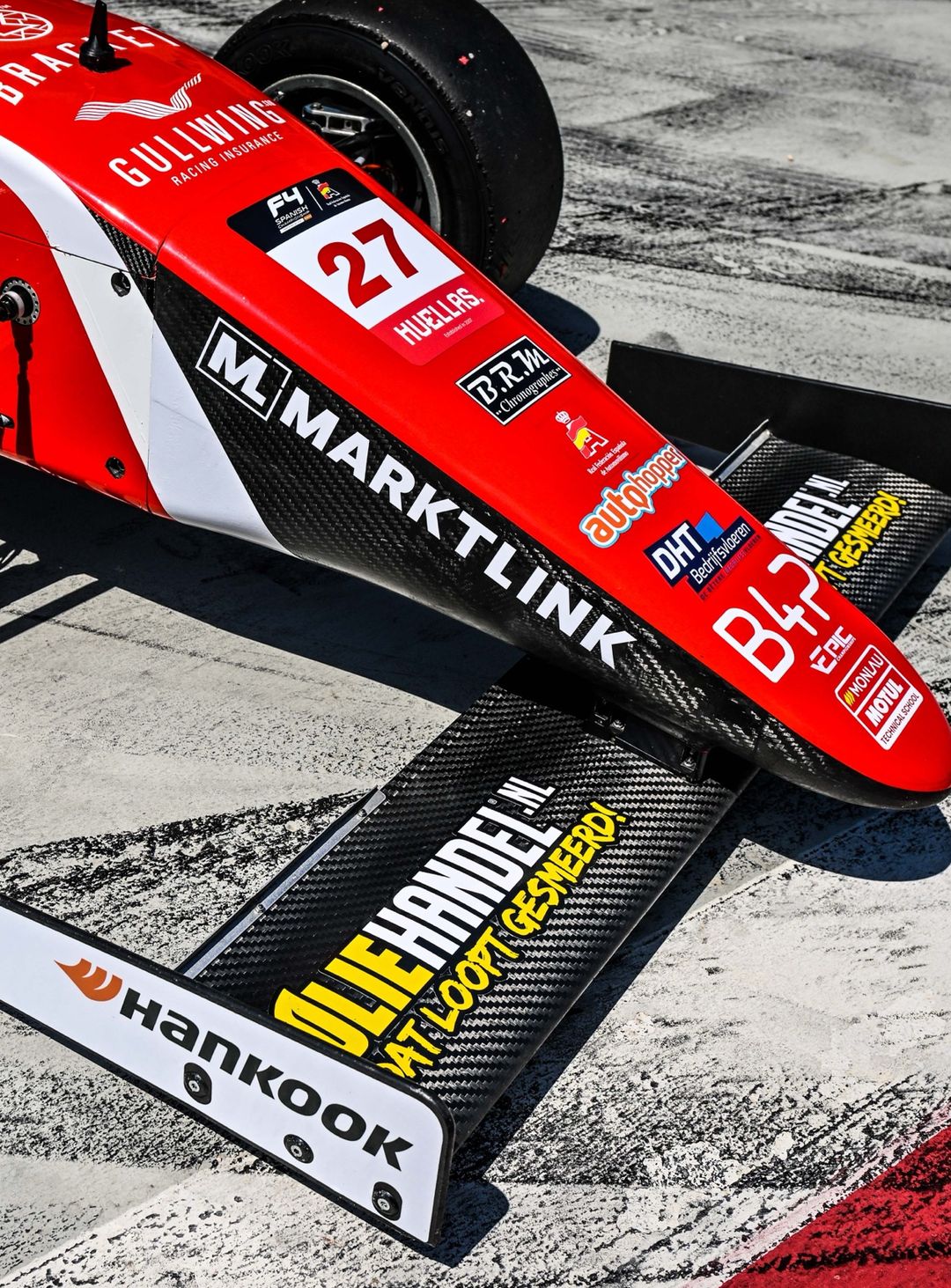 Logo's op de neus en voorvleugel van de Formule 4-auto