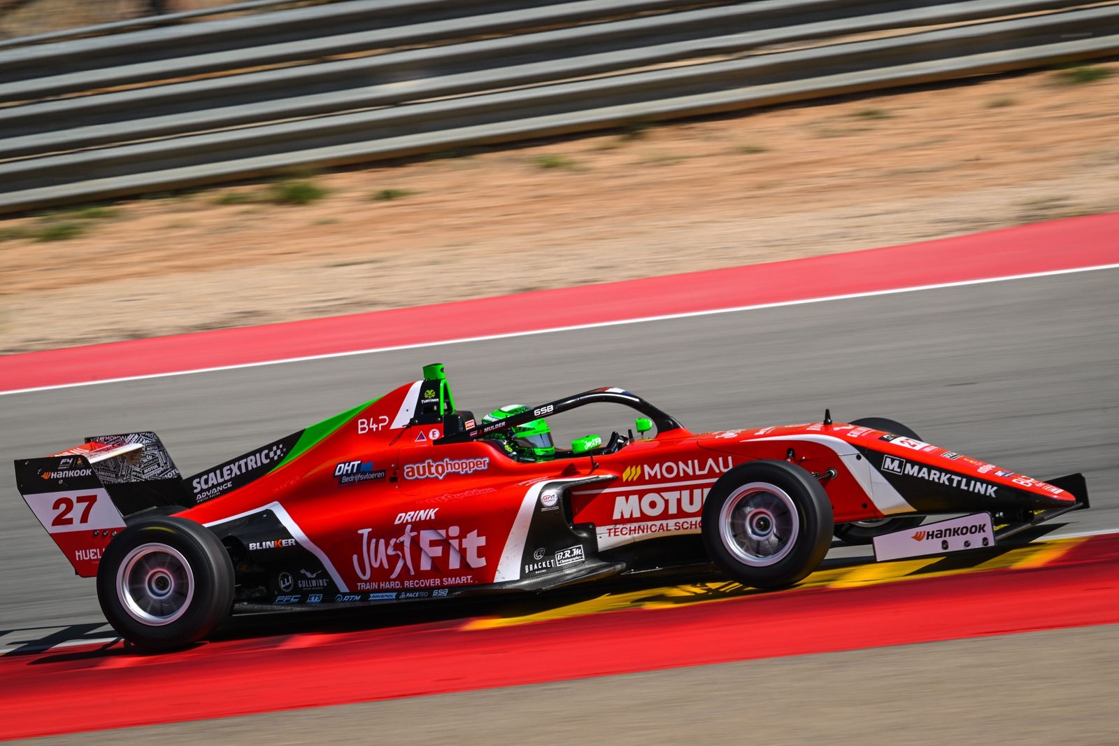 De Formule 4-auto op het circuit