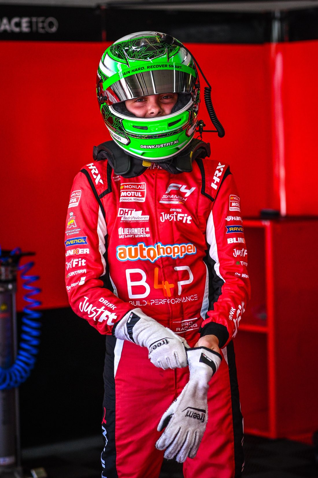 Logo's op het racepak van Juste Mulder