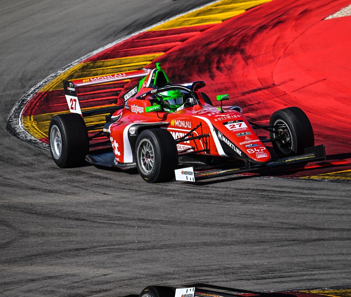 De Formule 4-auto van Juste Mulder op het circuit