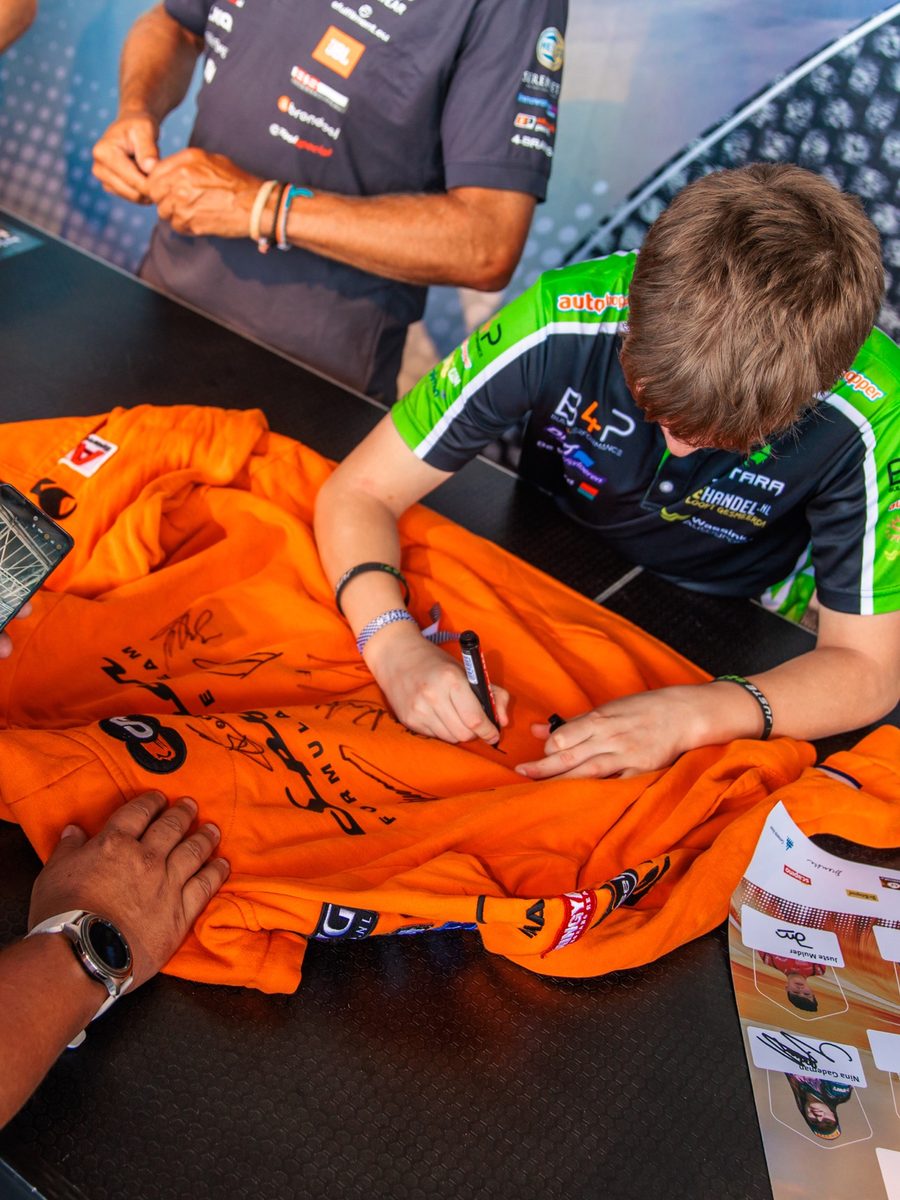 Juste Mulder signeert tijdens The Racing Day
