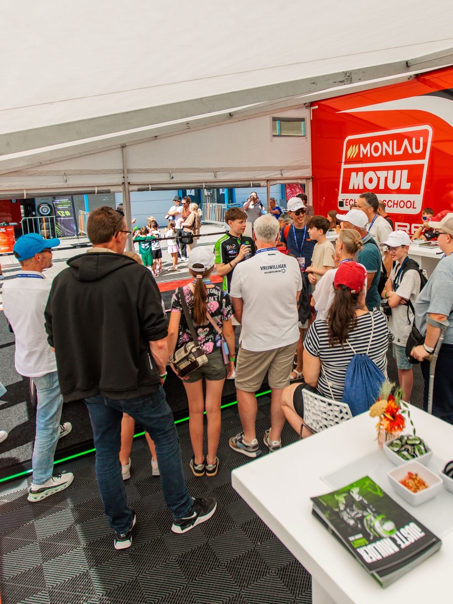 Bezoekers in de hospitality tijdens The Racing Day